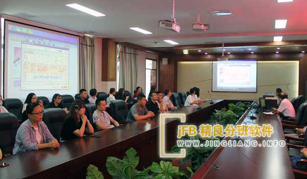 精良分班软件阳光分班现场：阳光分班旨在消除分班偏差，确保分班公平公正。然而，存在个别学校滥用漏洞，可能与上下级勾结，从而操纵班级分配。这种行为违背分班随机原则，可能导致不公正分配。