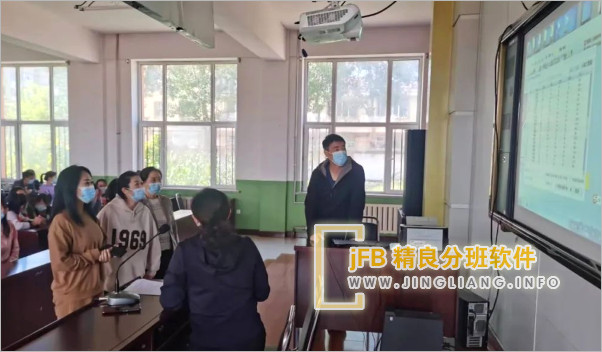 ����ġ�����ְࡱ��ʽ�����и���Сѧ���У�����Ͻ���ͼ���ί���˴�������з�ලԱ���쵼С���Ա���ƶ�ѧ��